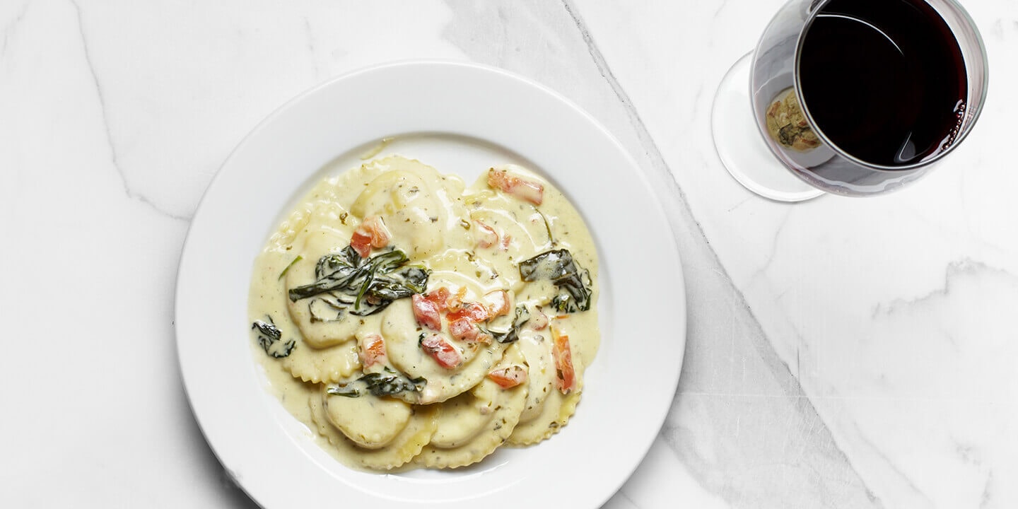 ravioli accompagné d’un verre de vin rouge