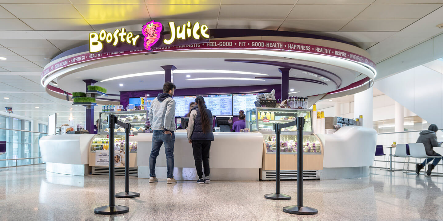 Emplacement circulaire de Booster Juice avec deux réfrigérateurs en libre-service