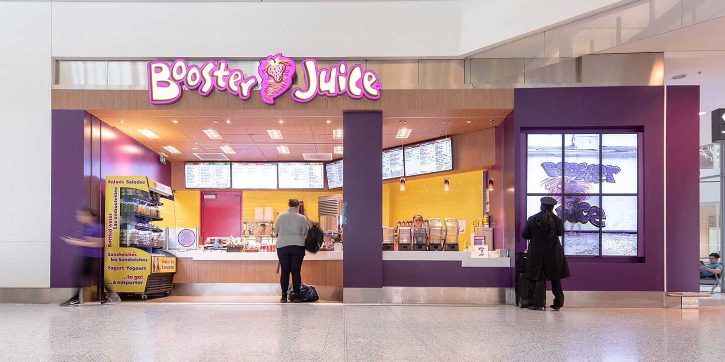Comptoir de Booster Juice avec le menu et l’enseigne.