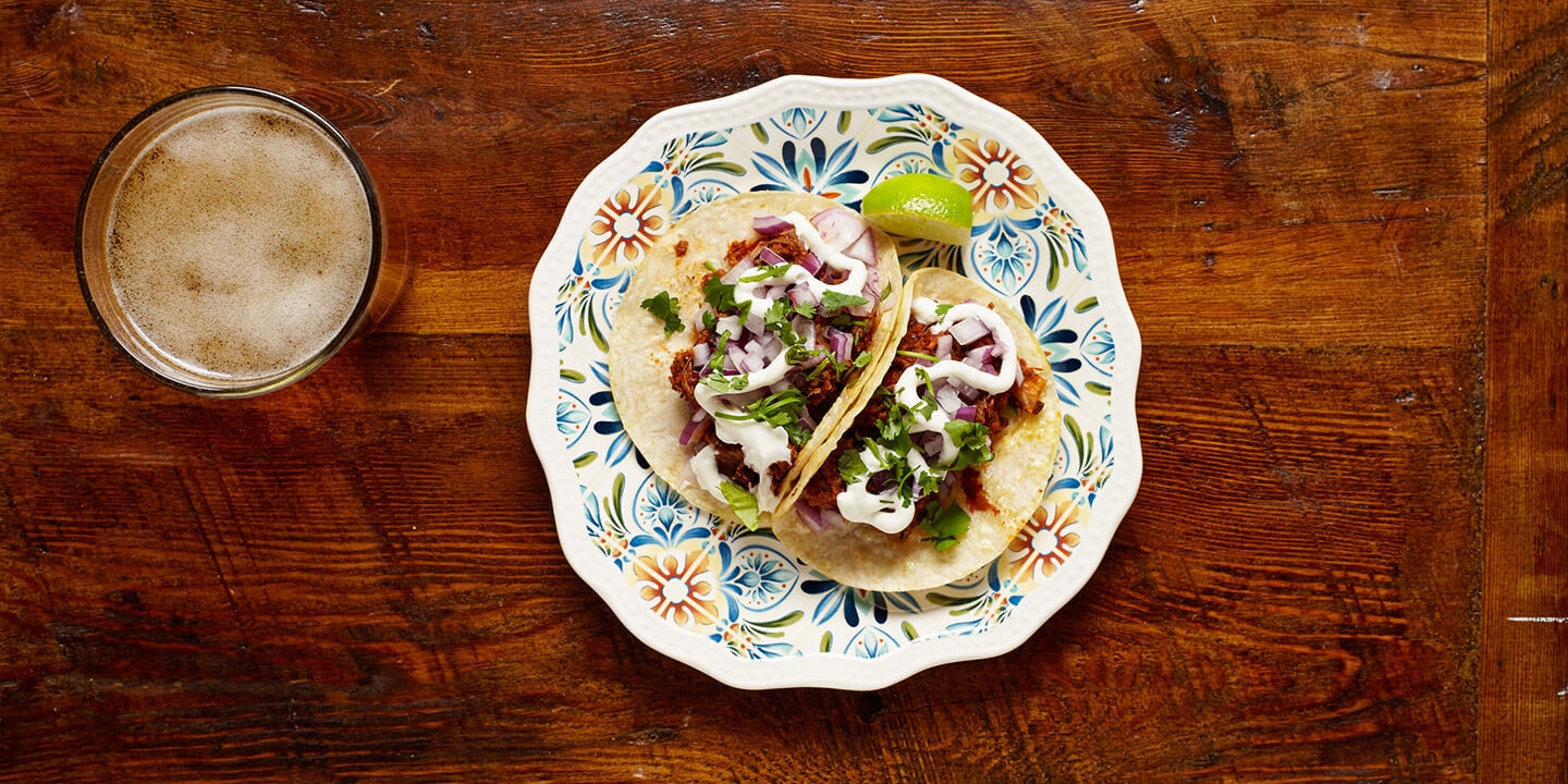 tacos accompagnés d’une pinte de bière