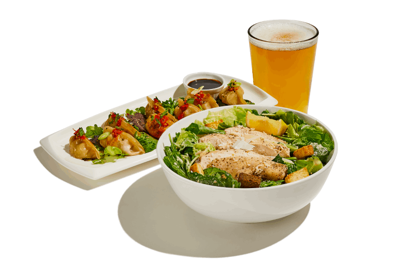 Potstickers au porc, salade César au chou kale et poulet, et bière en fût.