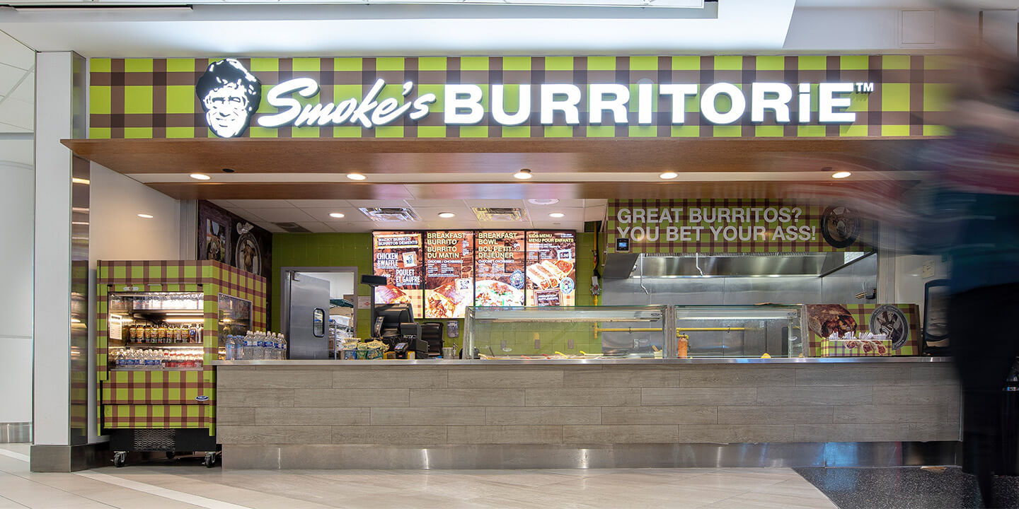 Enseigne de Smoke’s Burritorie au-dessus du comptoir de commande