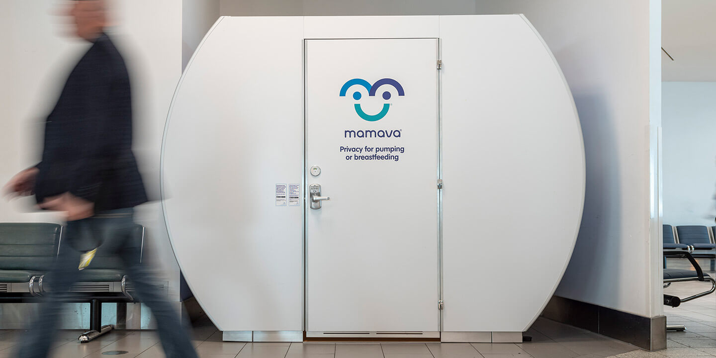 Vue extérieure de l’espace d’allaitement Mamava dans une aérogare de l’aéroport Pearson.