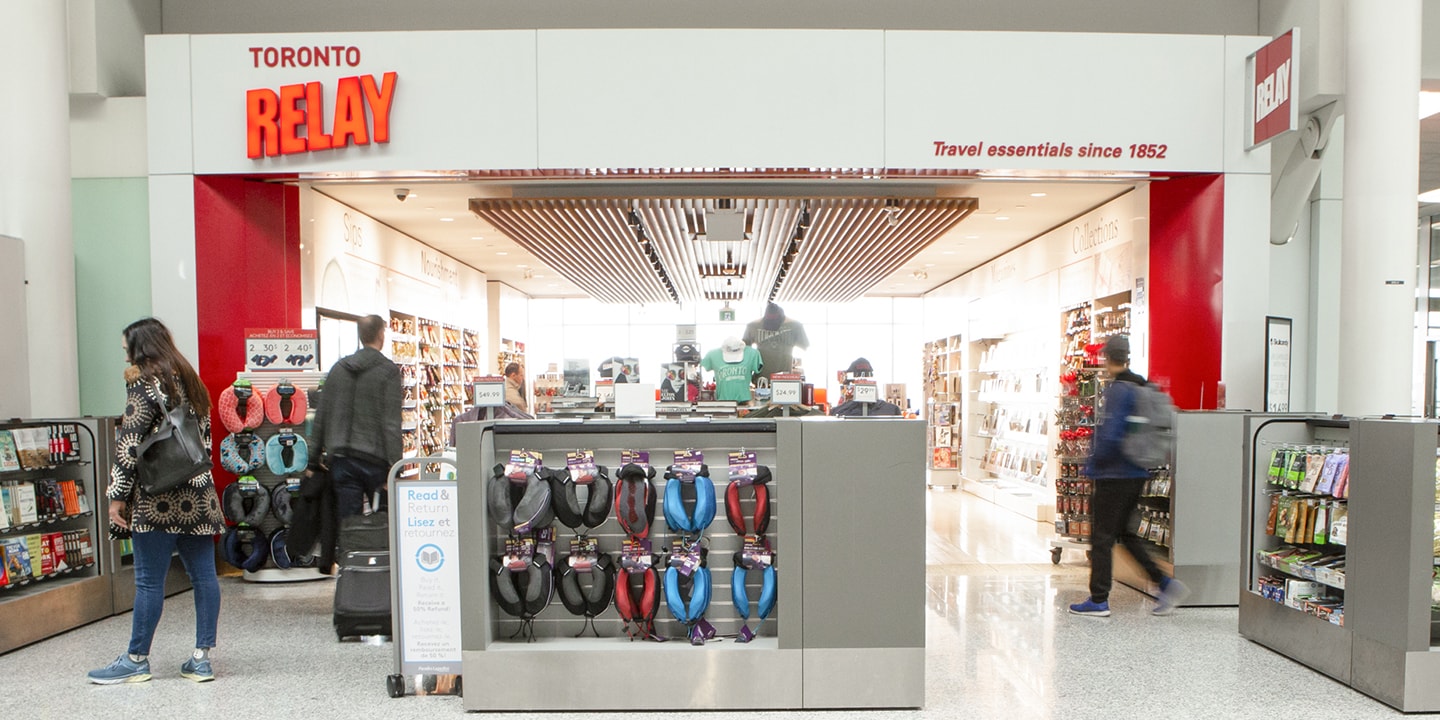 vue dans le magasin Relay avec une enseigne rouge
