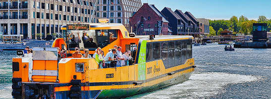 Le Black Diamond et le bus-bateau du port