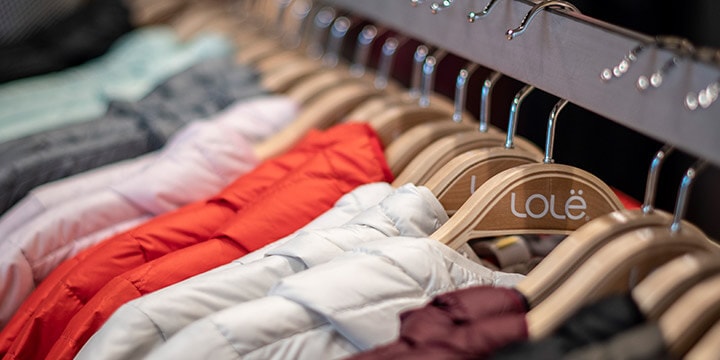 étagère de vestes colorées