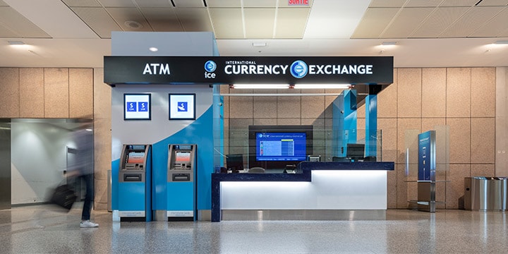 Comptoir de Currency Exchange et deux guichets automatiques.