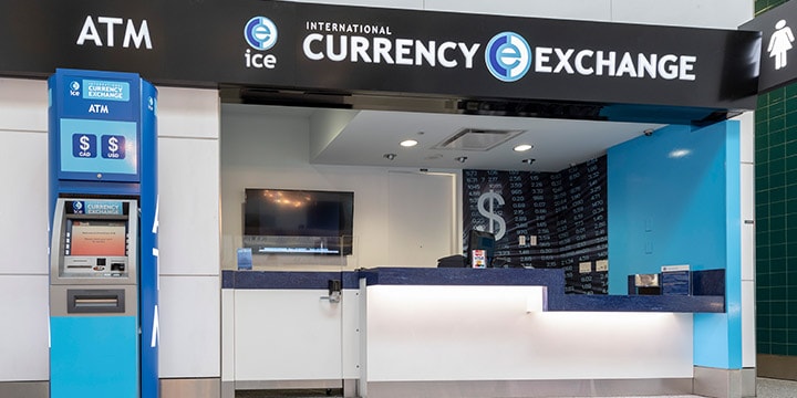Comptoir de Currency Exchange et un guichet automatique.
