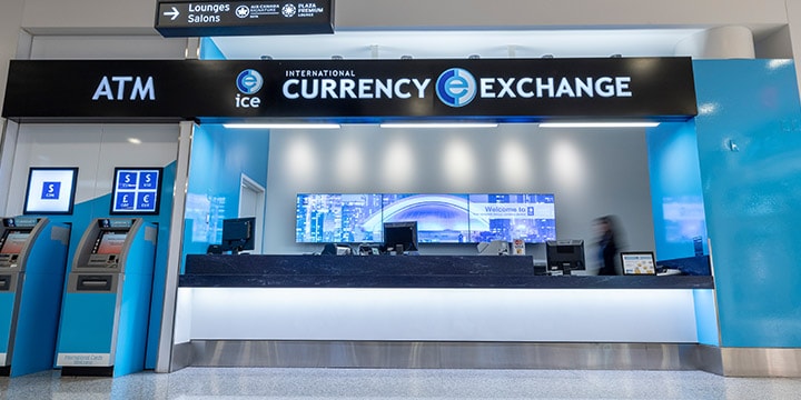 Comptoir d’International Currency Exchange et un guichet automatique.