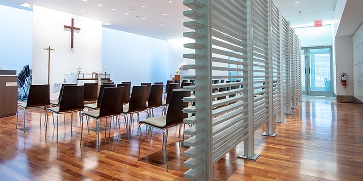 Rangées de sièges dans une salle de prière de l’aéroport.